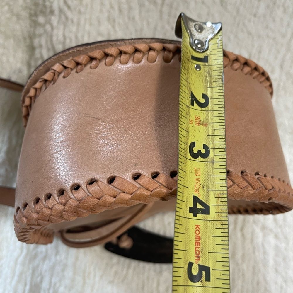 VTG Leather tan tooled small Crossbody Bag hook and loop closure. - Picture 8 of 9
